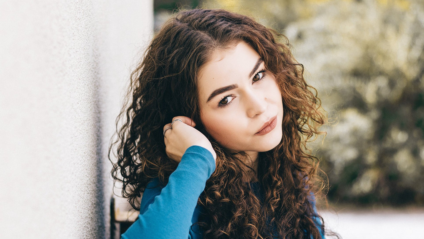 WOMAN HAVE CUTE CURLY HAIRSTYLE